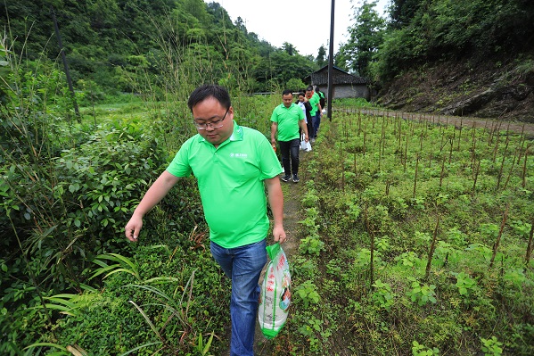 “六一微心愿，愛心暖童心”湘江電纜攜手村長李銳愛心傳遞 點亮未來